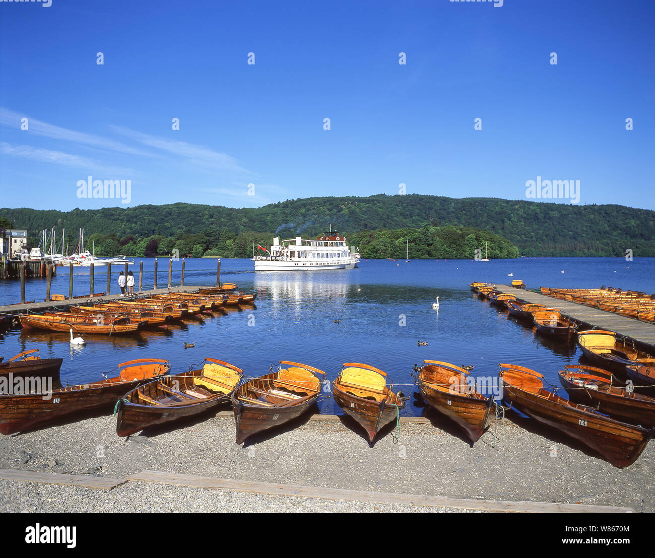 Barco de cruceros y embarcaciones de remo en el lago Windermere y Bowness-on-Windermere, Cumbria, England, Reino Unido Foto de stock