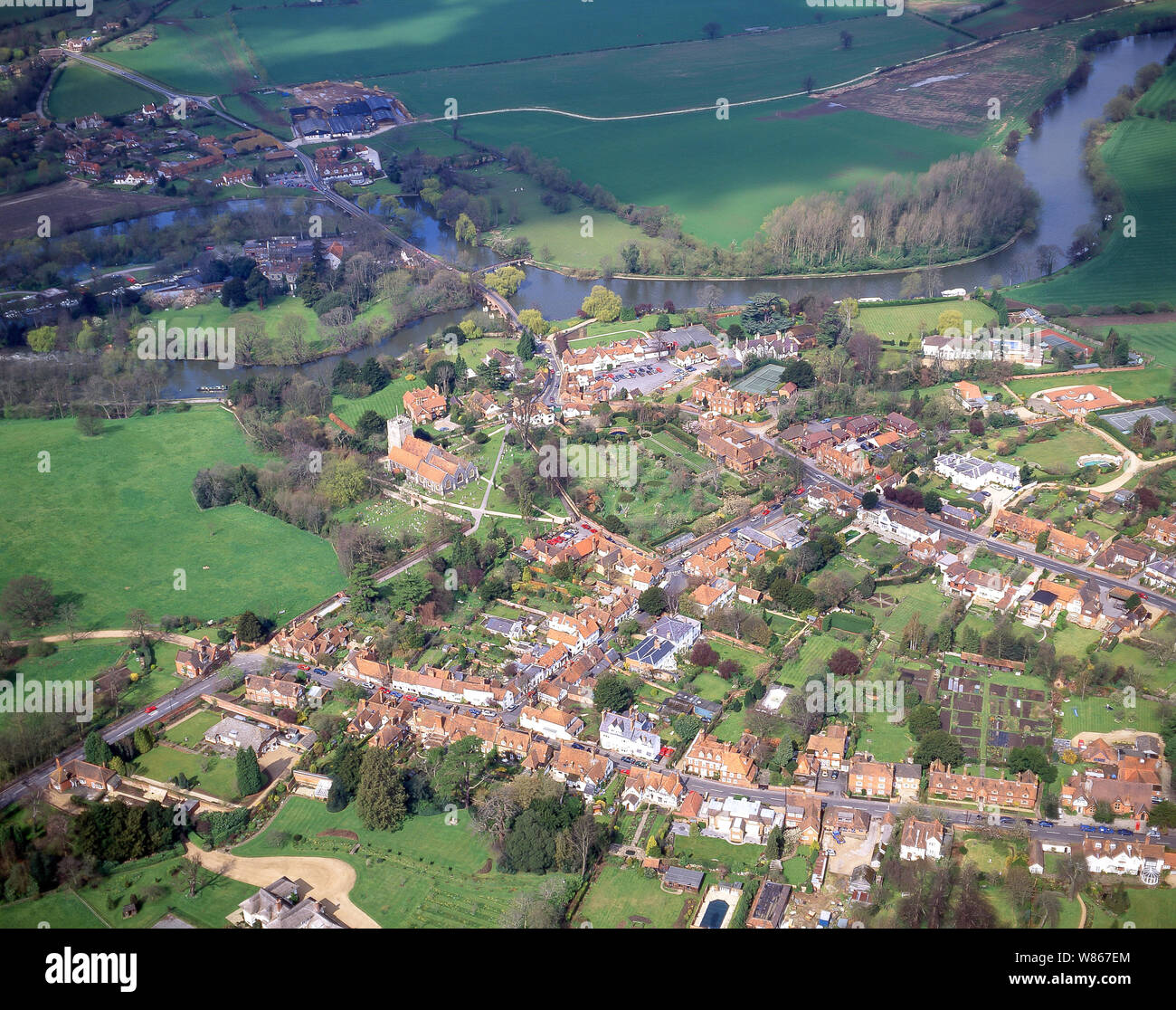 Vista aérea de la aldea y el Río Támesis, Sonning, Berkshire, Inglaterra, Reino Unido Foto de stock