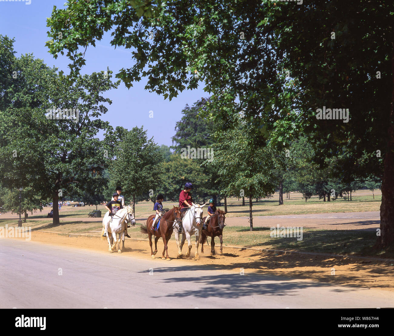 Los niños montar a caballo en Hyde Park, la ciudad de Westminster, London, England, Reino Unido Foto de stock