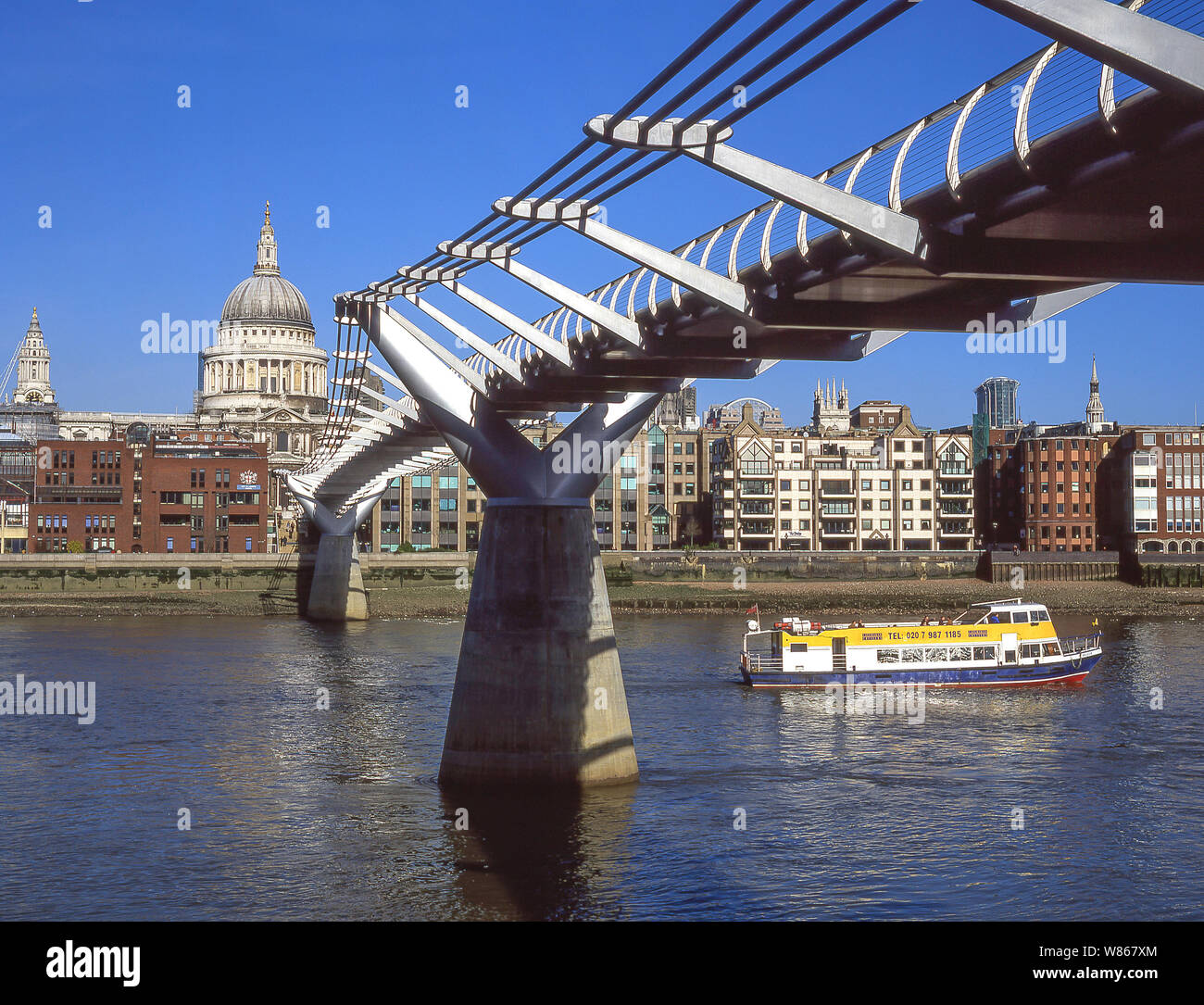 Puente del Milenio de Londres mostrando la Catedral de St.Paul, de la ciudad de Londres, Greater London, England, Reino Unido Foto de stock