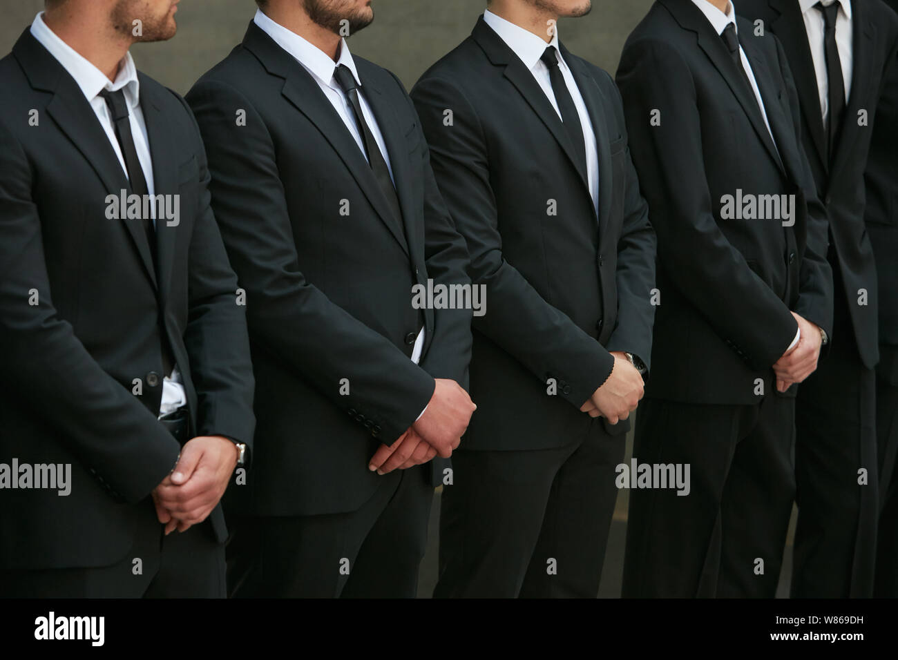 Milán, Italia - Junio 15, 2019: guardaespaldas en traje negro antes de Emporio  Armani Fashion Show, la Semana de la moda de Milán street style Fotografía  de stock - Alamy