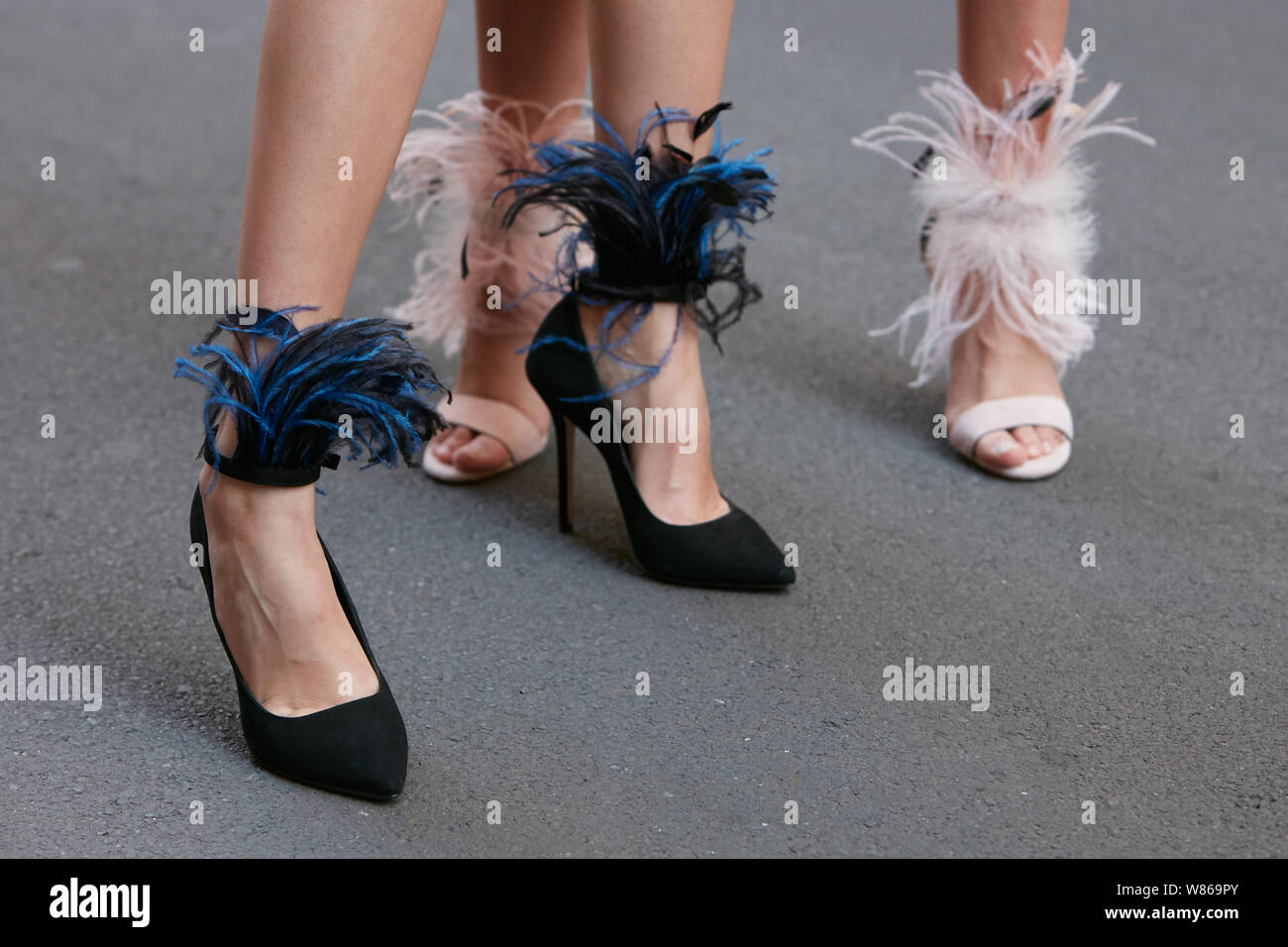 Milán, Italia - Junio 15, 2019: Las mujeres con rosa y negro zapatos de  tacón con plumas antes de Versace Fashion Show, la Semana de la moda de  Milán street style Fotografía