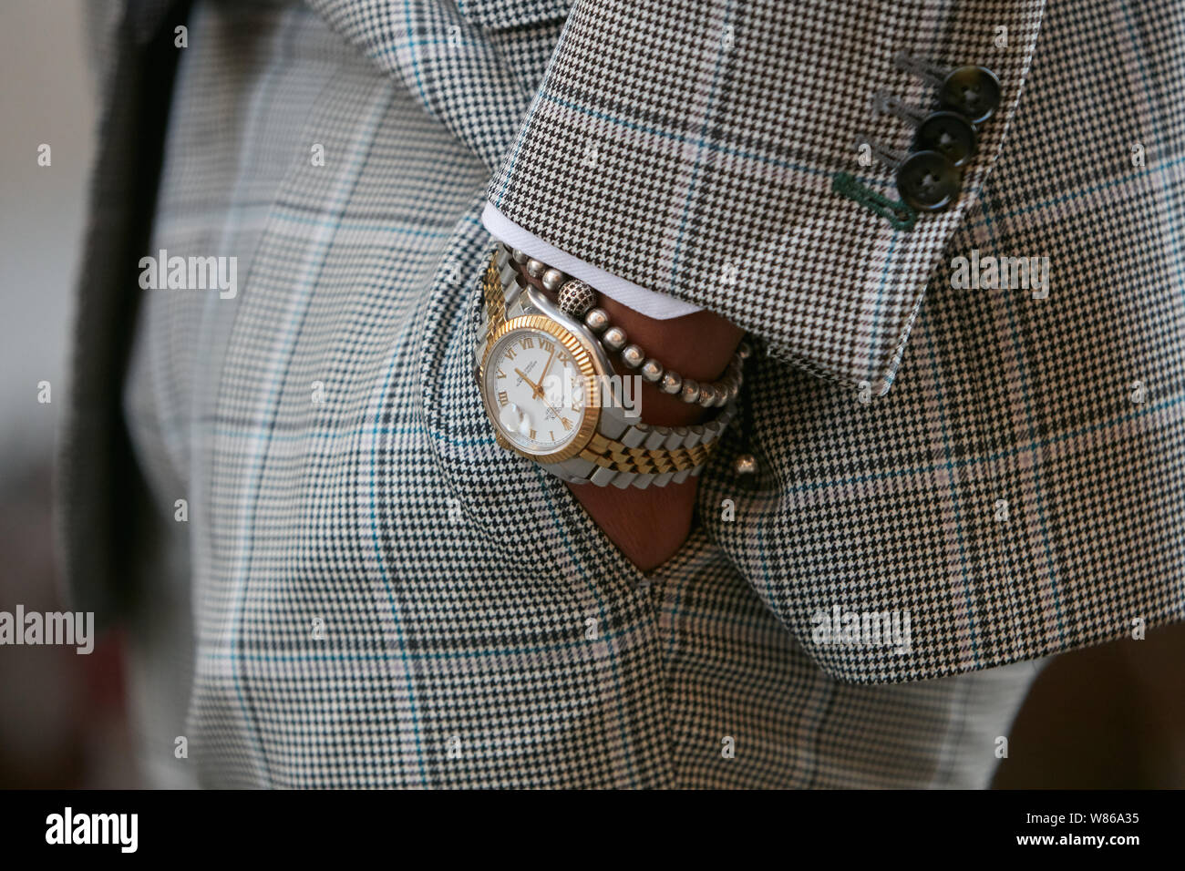 Milán, Italia - Junio 15, 2019: el hombre de acero y oro reloj Rolex  Datejust y brazalete antes de Versace Fashion Show, la Semana de la moda de  Milán street style Fotografía