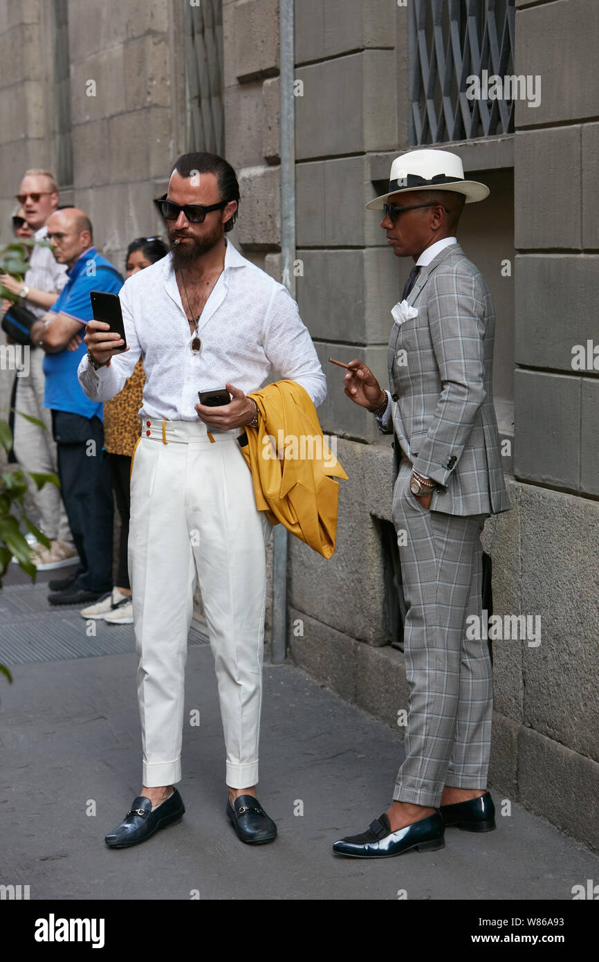 Milán, Italia - Junio 15, 2019: los hombres con elegantes antes de Versace Fashion Show, la de moda de Milán street style Fotografía de stock - Alamy