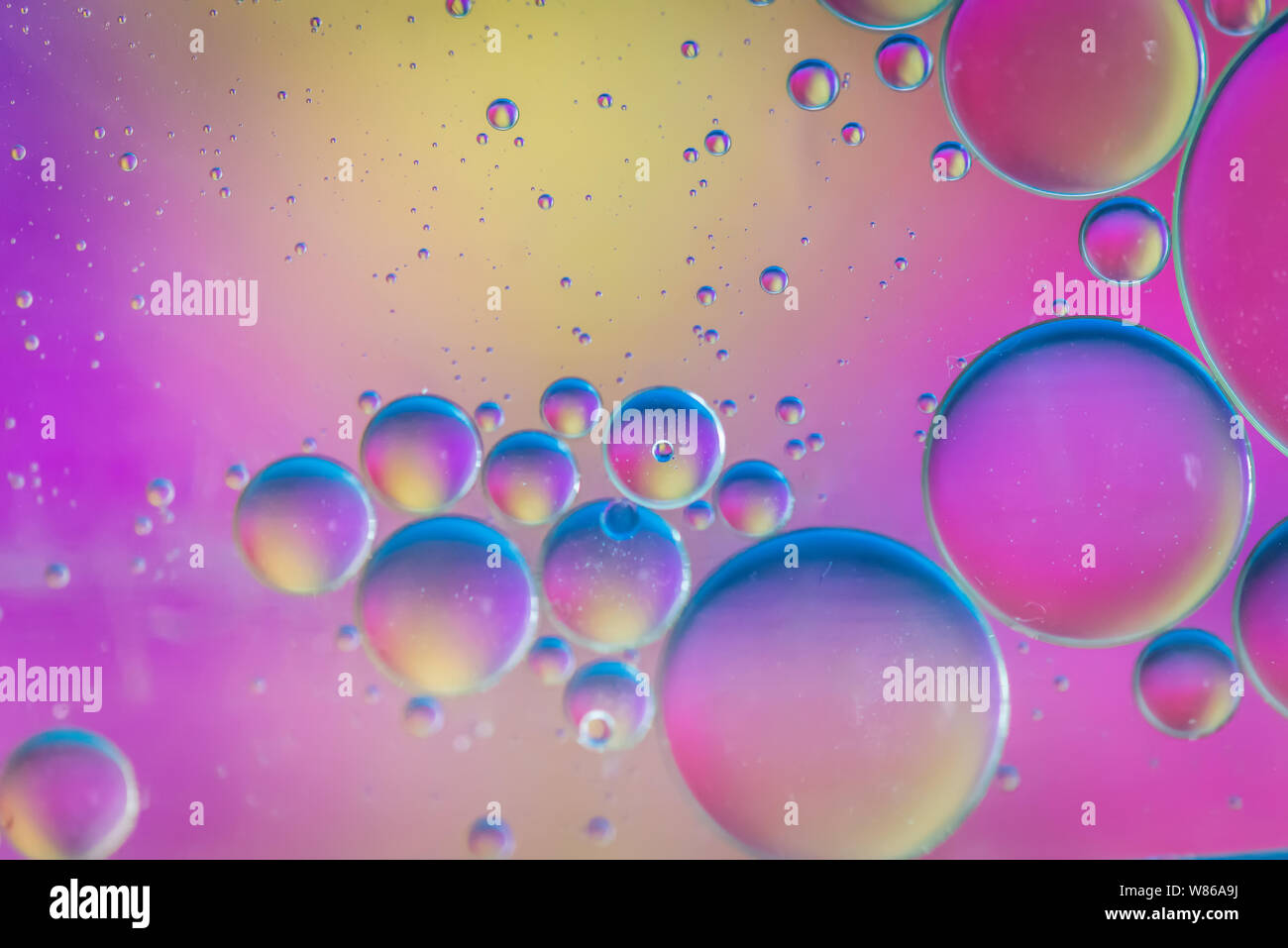 Gotas de aceite en agua. Imagen patrón psicodélico abstracto multicolor. Resumen antecedentes con coloridos colores de degradado. Foto de stock