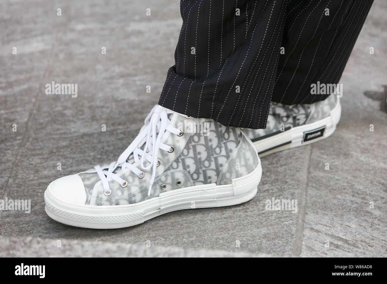 Milán, Italia - Junio 15, 2019: el hombre con blanco de Dior, zapatillas y  pantalones de rayas antes de Emporio Armani Fashion Show, la Semana de la  moda de Milán street style