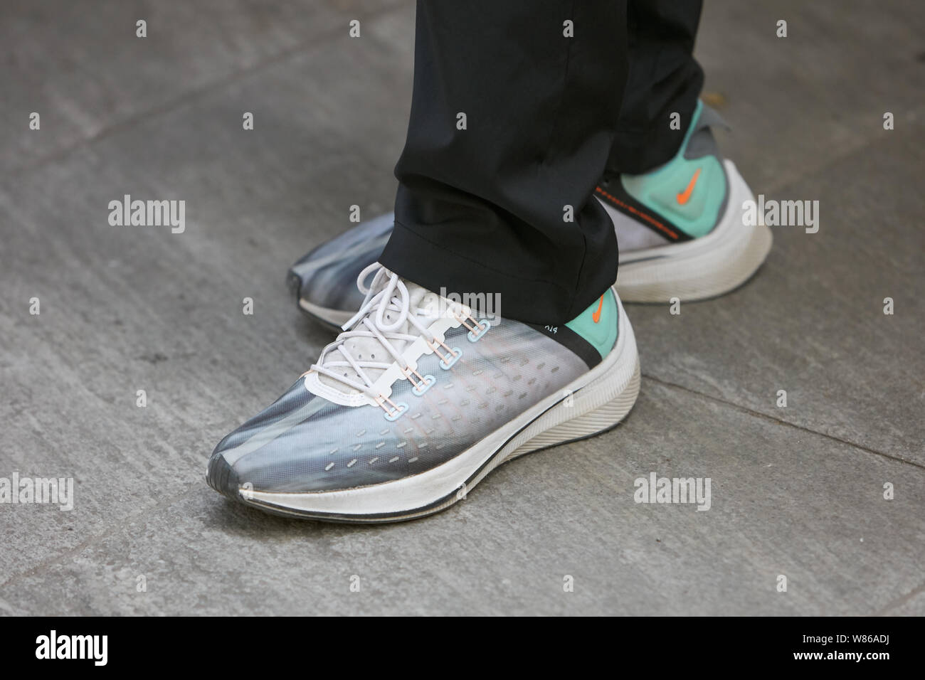Zapatillas nike turquesa negras fotografías e imágenes de alta resolución -  Alamy