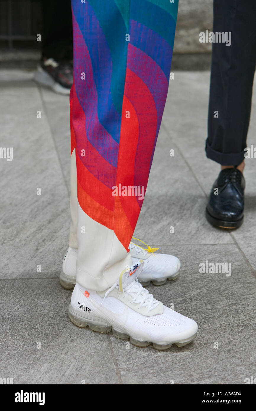 Milán, Italia - Junio 15, 2019: el hombre blanco con Nike Vapormax Off White  antes de Emporio Armani Fashion Show, la Semana de la moda de Milán street  style Fotografía de stock - Alamy
