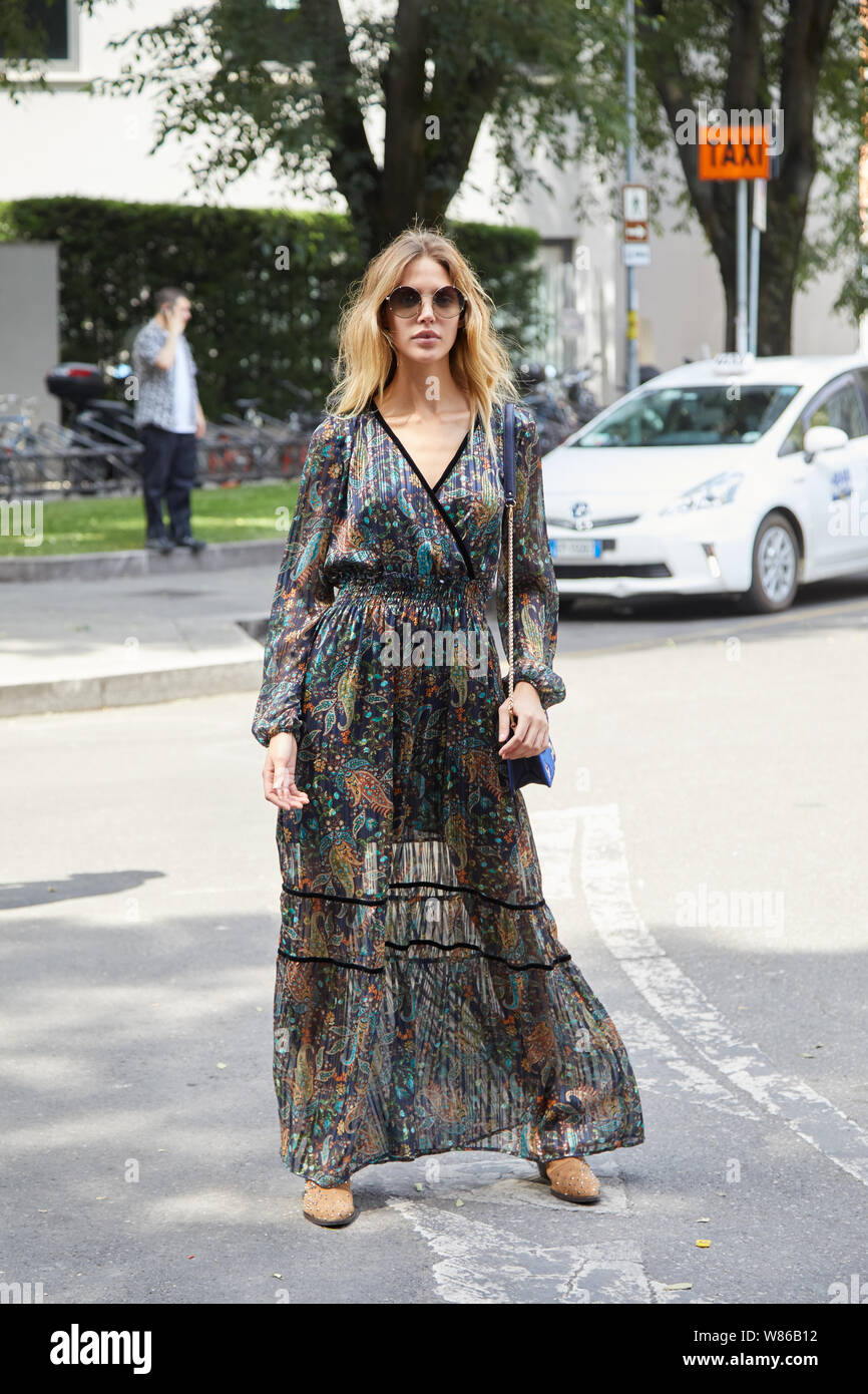 Milán, - Junio 15, 2019: mujer con vestido largo con adornos florales antes de Emporio Armani Fashion la Semana de la moda de Milán street style Fotografía stock - Alamy