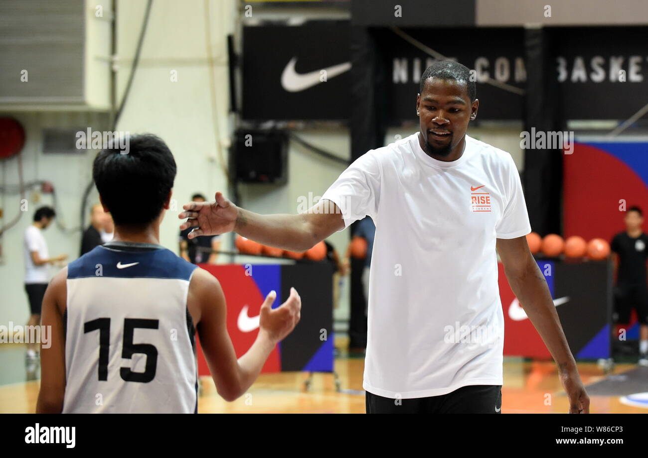 La estrella de la NBA Kevin Durant, derecha, interactúa con un joven  jugador chino en un evento promocional para Nike Academy subida durante su  Asia tour en Hong Kong, Ch Fotografía de