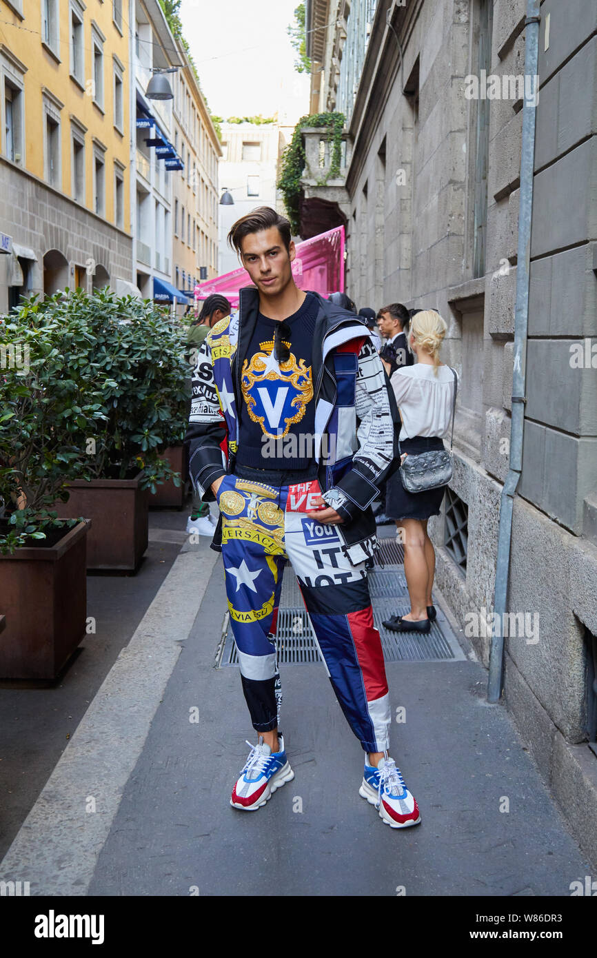 Milán, Italia - Junio 15, 2019: el hombre con traje de Versace antes de  Versace Fashion Show, la Semana de la moda de Milán street style Fotografía  de stock - Alamy