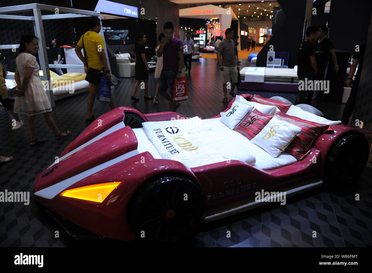 Una cama parecida a la de un Ferrari coche deportivo está en exhibición en  la 17ª Feria Internacional del Mueble de Chengdu, en el suroeste de la  ciudad de Chengdu, provincia de