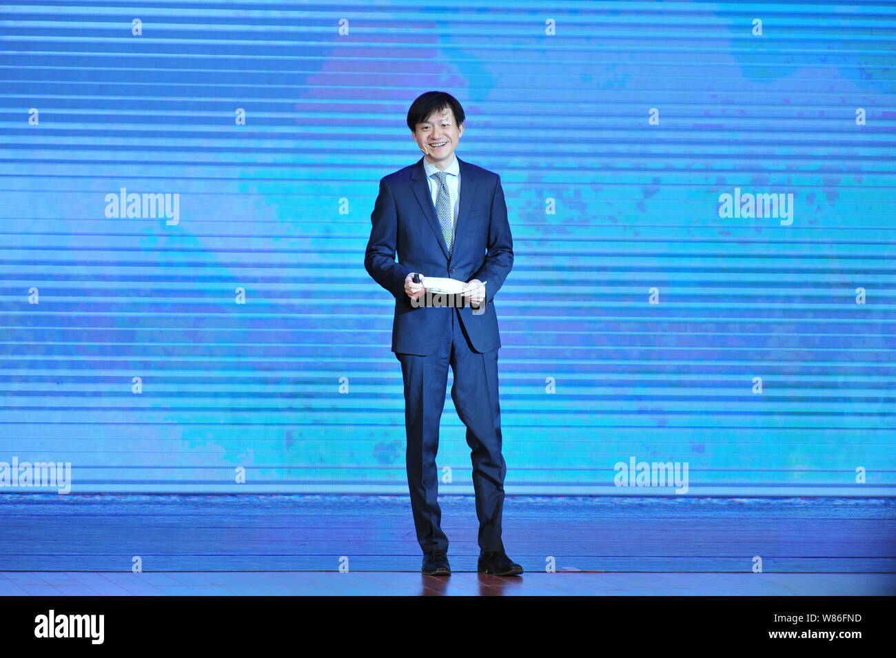 --Archivo-Evan Guo Sheng, CEO de Zhaopin Ltd., habla en una reunión cumbre celebrada en Beijing, China, 8 de marzo de 2016. Cambiar las leyes laborales de China para permitir a las empresas fire w Foto de stock