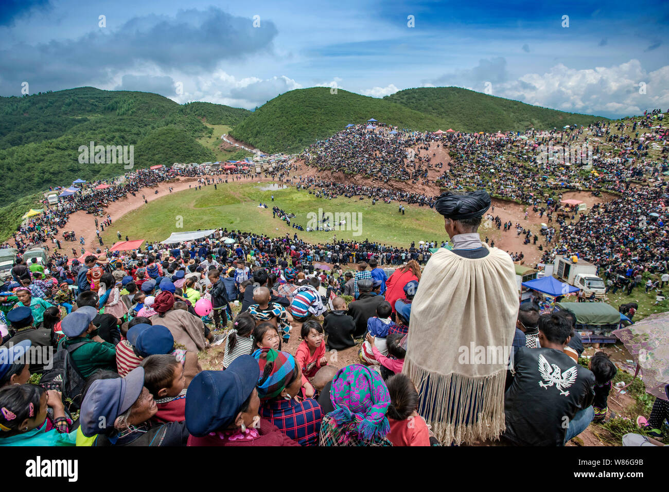 Los visitantes y las personas de la minoría étnica Yi se reúnen para celebrar el Festival de la antorcha en Butuo County, Liangshan Yi, al suroeste de la prefectura autónoma de barbilla Foto de stock