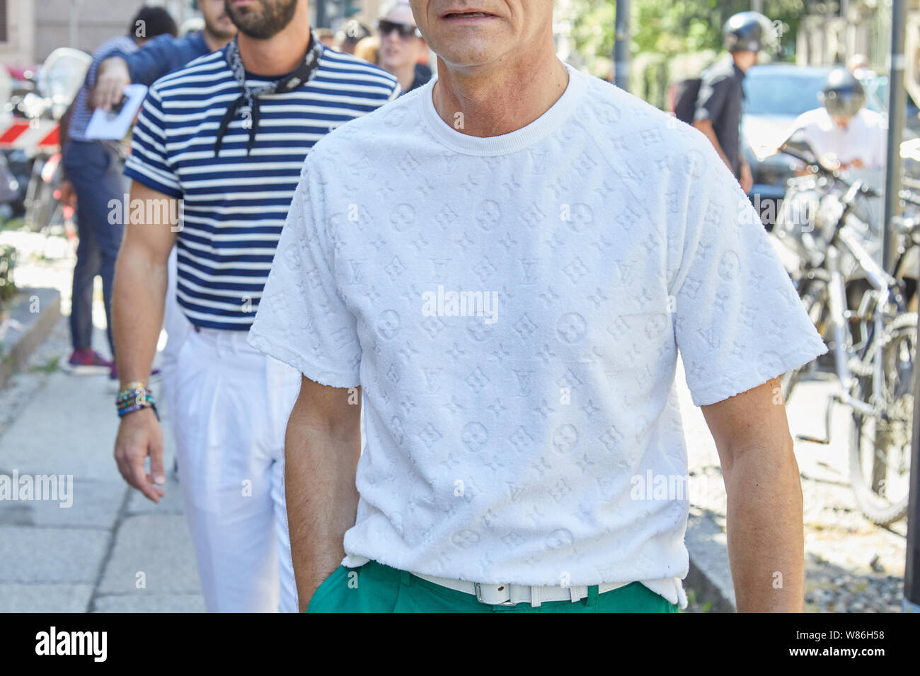 Milán, Italia - 16 de junio de 2019: el hombre blanco con Louis