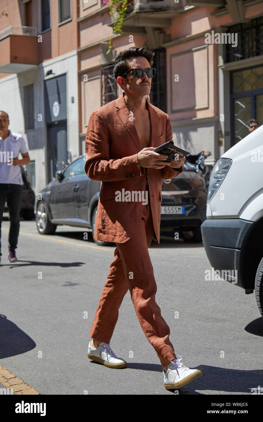 espía Estallar Calor Milán, Italia - 16 de junio de 2019: el hombre con traje marrón y gafas de  sol antes de Etro Fashion Show, la Semana de la moda de Milán street style  Fotografía