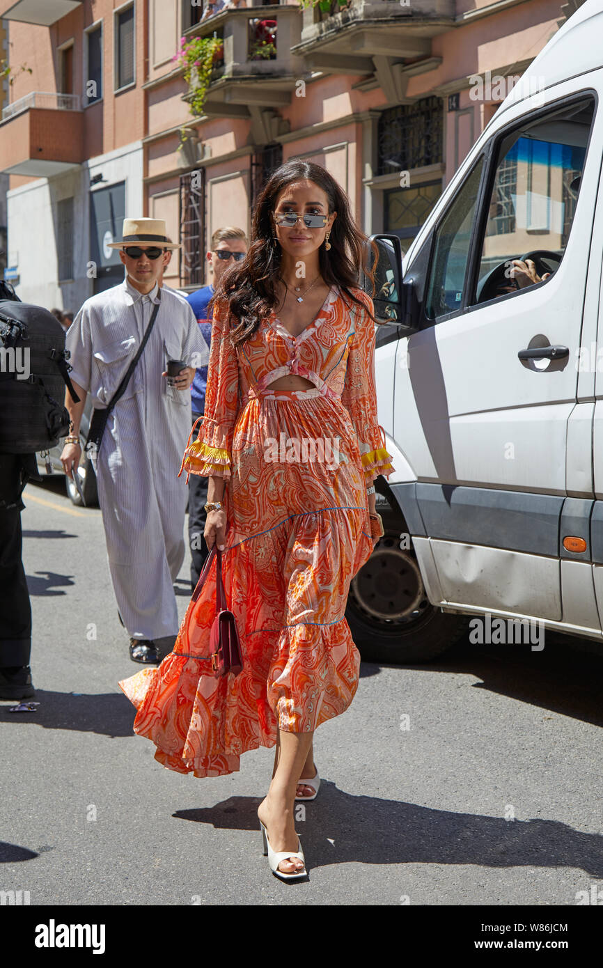 Milán, Italia - 16 de junio de 2019: las mujeres con vestidos de naranja a  andar antes de Etro Fashion Show, la Semana de la moda de Milán street  style Fotografía de stock - Alamy