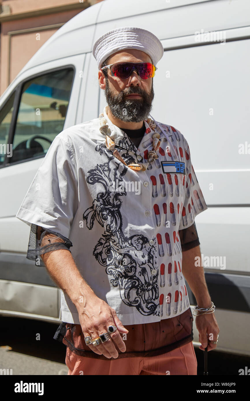 Milán, Italia - 16 de junio de 2019: El Hombre con camisa de Prada y Oakley  anteojos con lentes de espejo naranja antes de Etro Fashion Show, la Semana  de la moda