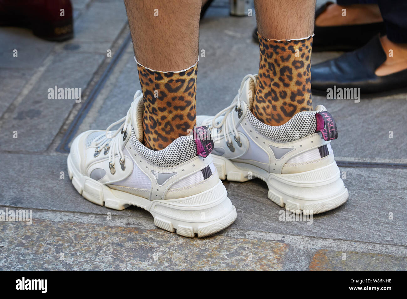 Italia - 16 de junio de 2019: hombre blanco zapatillas zapatos y calcetines antes de patrón de piel leopardo Palm Ángeles Fashion Show, calle de la Semana de