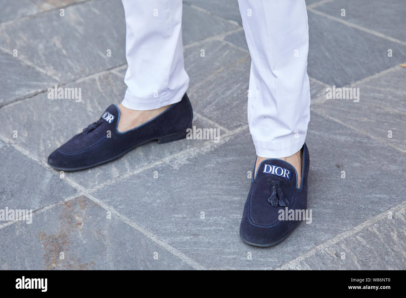 Gruñido Anfibio sangrado Milán, Italia - 16 de junio de 2019: el hombre con pantalones blancos y  azules Dior zapatos antes de Palm Ángeles Fashion Show, la Semana de la moda  de Milán street style