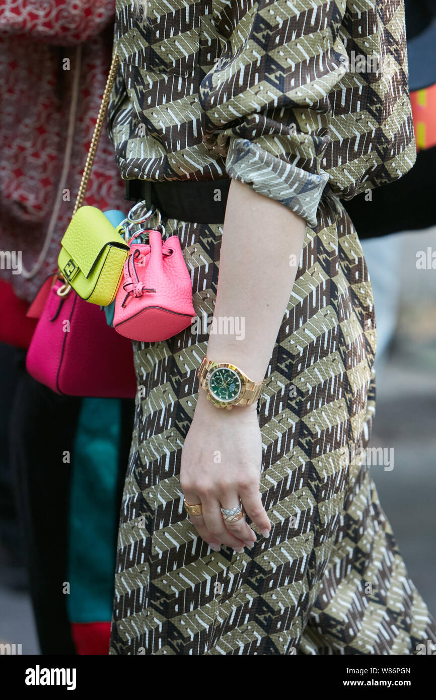 Milán, Italia - Junio 17, 2019: Mujer con reloj cronógrafo Rolex Daytona  oro y Fendi bolsos en rosa, amarillo y azul bolsas antes Fendi Fashion show  Fotografía de stock - Alamy
