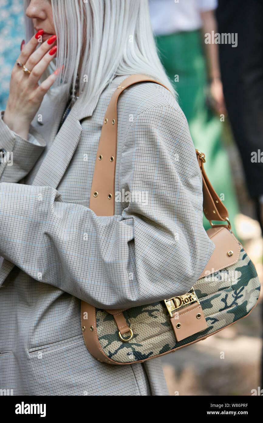 Milán, Italia - Junio 17, 2019: Mujer con Dior bolso con patrón de camuflaje  antes de Fendi Fashion Show, la Semana de la moda de Milán street style  Fotografía de stock - Alamy
