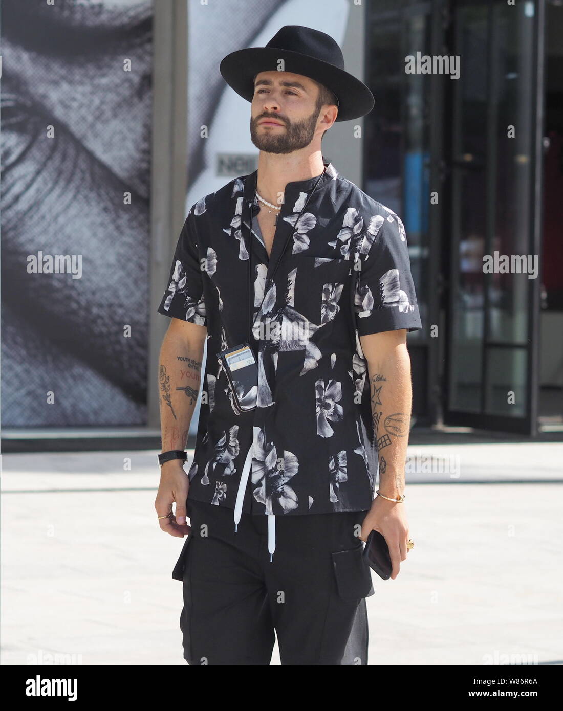 Milán, Italia: 15 de junio de 2019: blogger de moda street style conjunto  antes de Neil Barrett Fashion show durante la Semana de la moda de Milán  hombre en 2019/2020 Fotografía de stock - Alamy