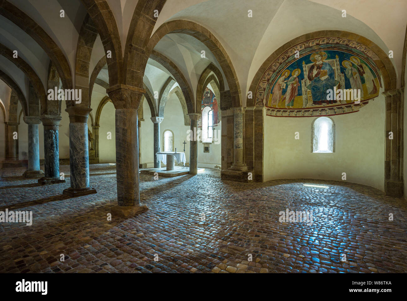 Características arquitectónicas de la cripta dentro de la Iglesia de San Giovanni en Venere, Fossacesia. Región de Abruzos, Italia, Europa Foto de stock