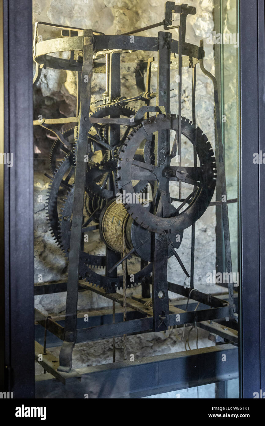 La vieja maquinaria del reloj de la torre cívica, Fontecchio Foto de stock