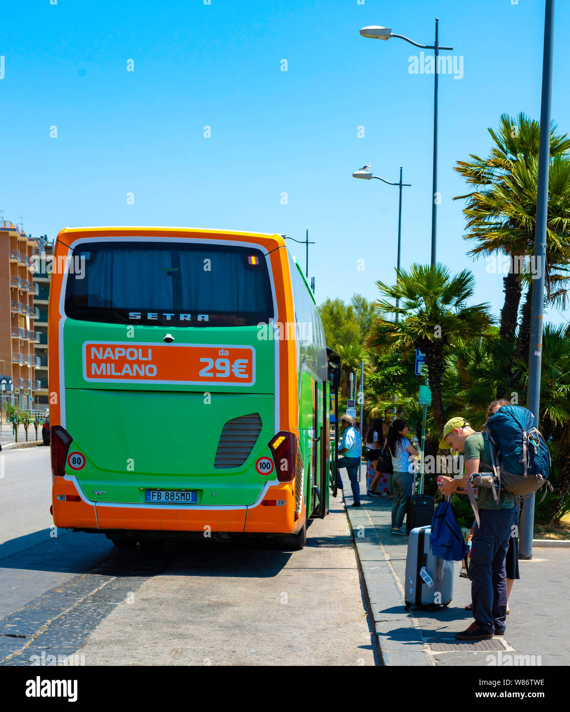 Salerno, Italia - 15 de julio de 2018: los turistas y los autobuses para llegar a los centros turísticos de la costa de Sorrento. Salerno - Italia Foto de stock