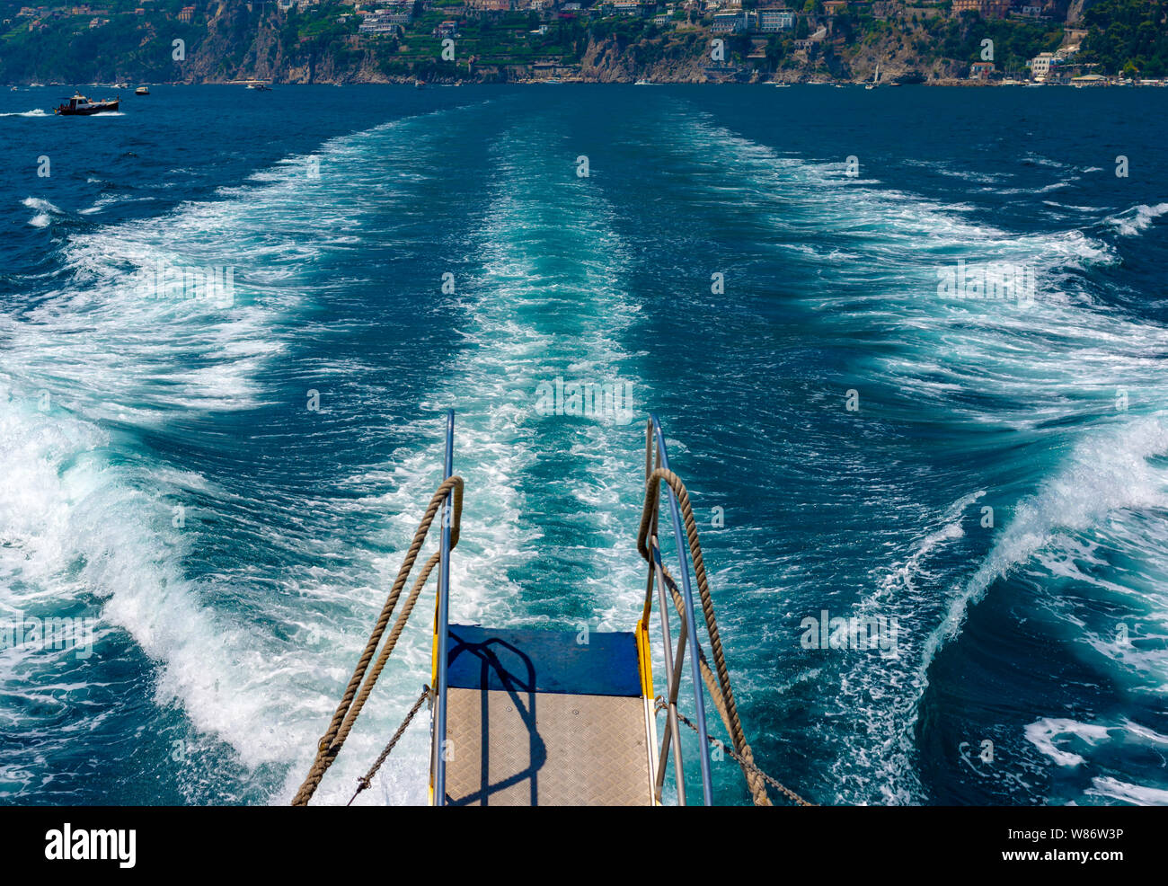 Estela producida por un ferry regular a los resorts de la costa de Sorrento. Salerno - Italia Foto de stock