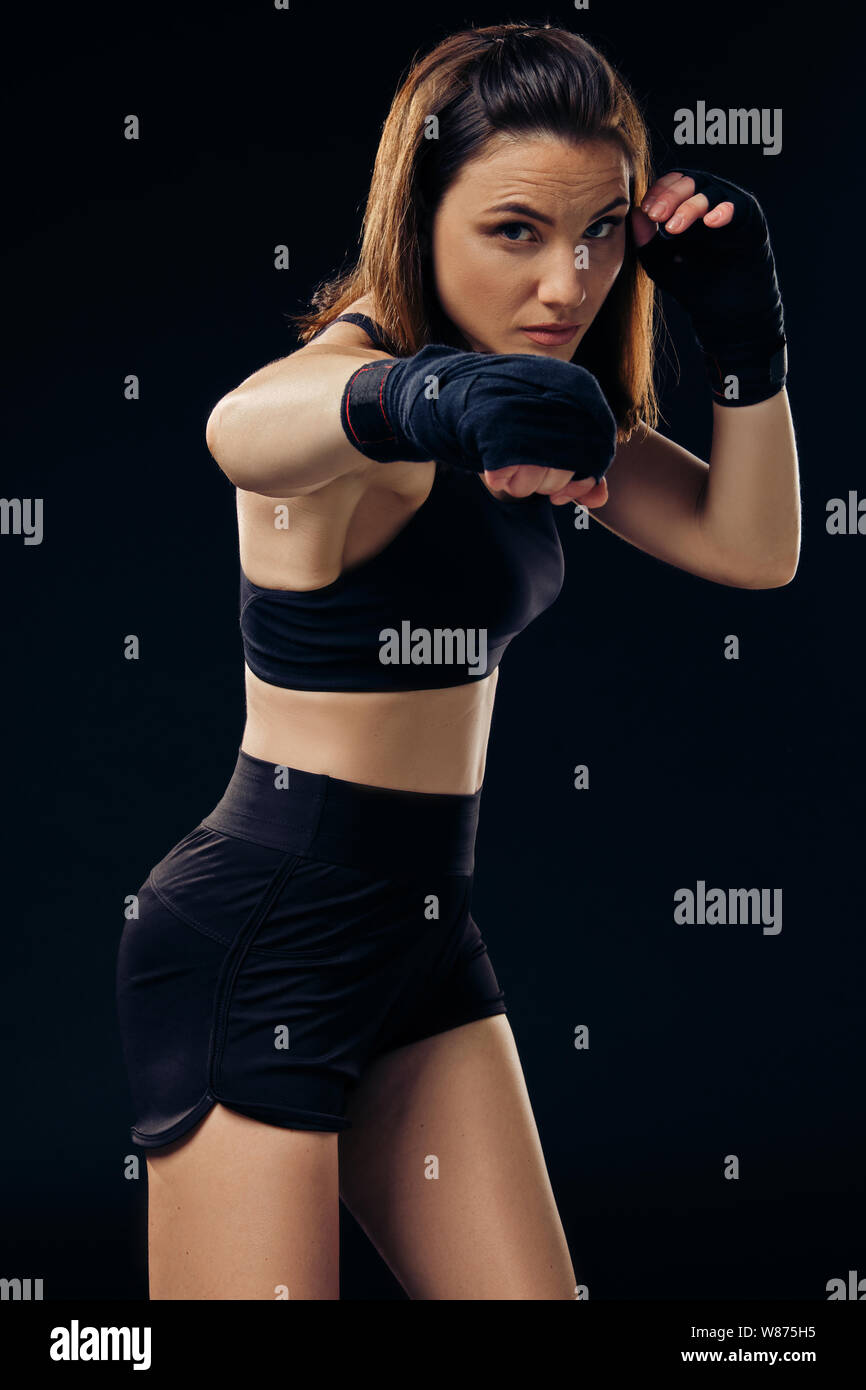 Vagabundo Normalmente Capitán Brie Mujer atlética en boxeo mitones es practicar karate en studio Fotografía de  stock - Alamy