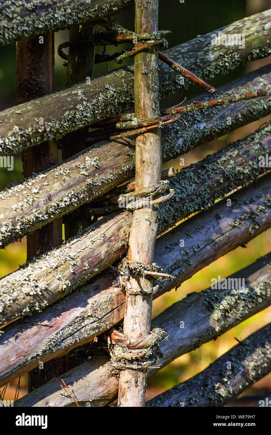 Cierre de un cerco de postes de madera vieja Fotografía de stock - Alamy