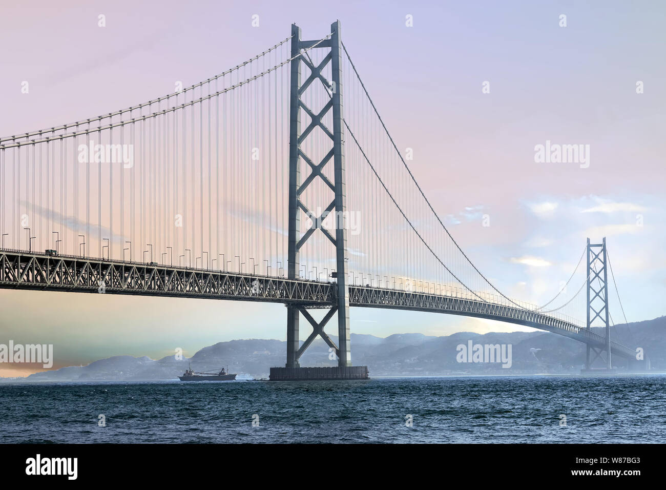 El Puente Akashi Kaikyo en Kobe es el puente colgante más largo del mundo, el Japón Foto de stock