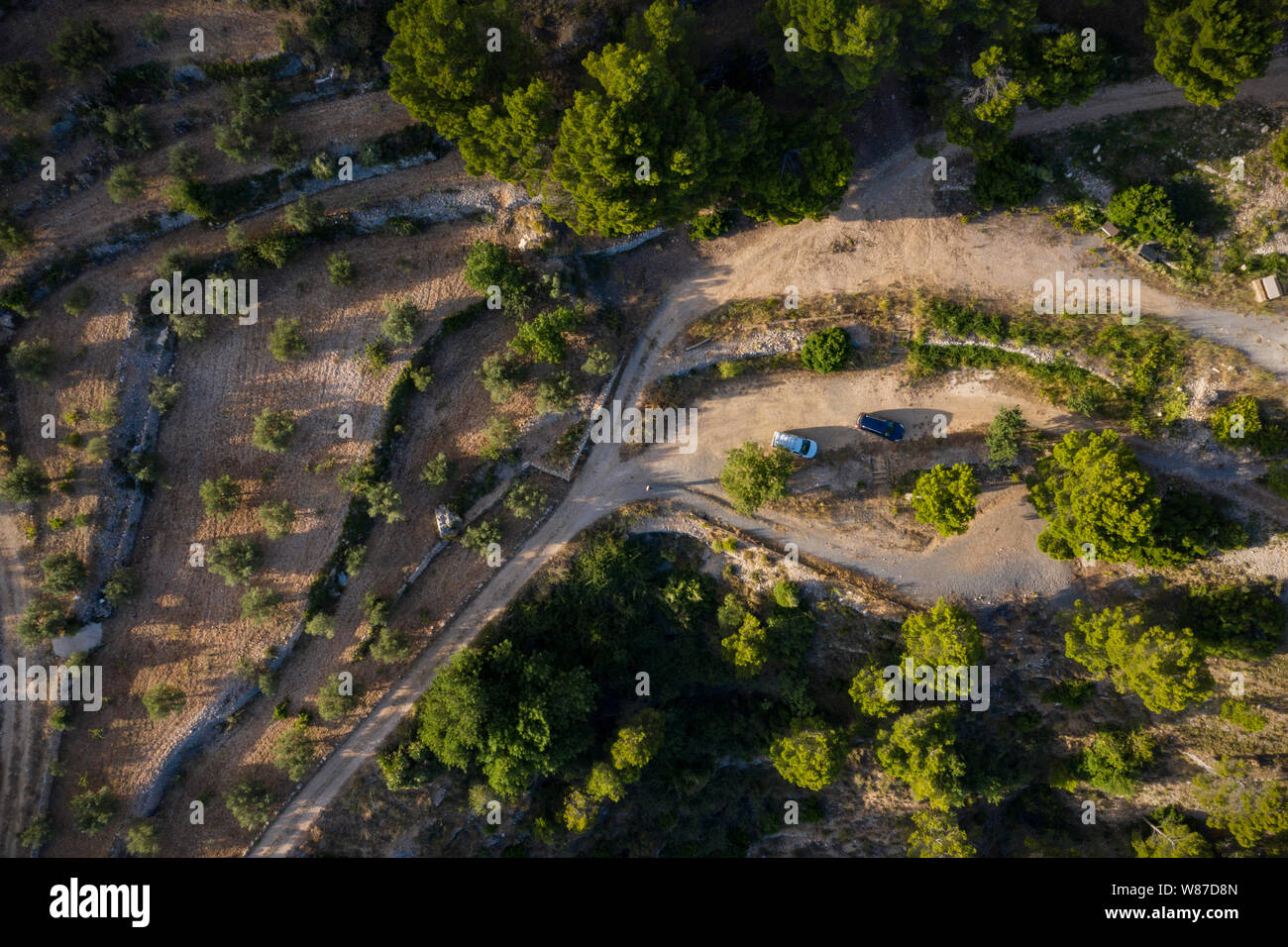 Vista aérea de la carretera y el aparcamiento en lo alto de una montaña en el sur de la España oriental Foto de stock