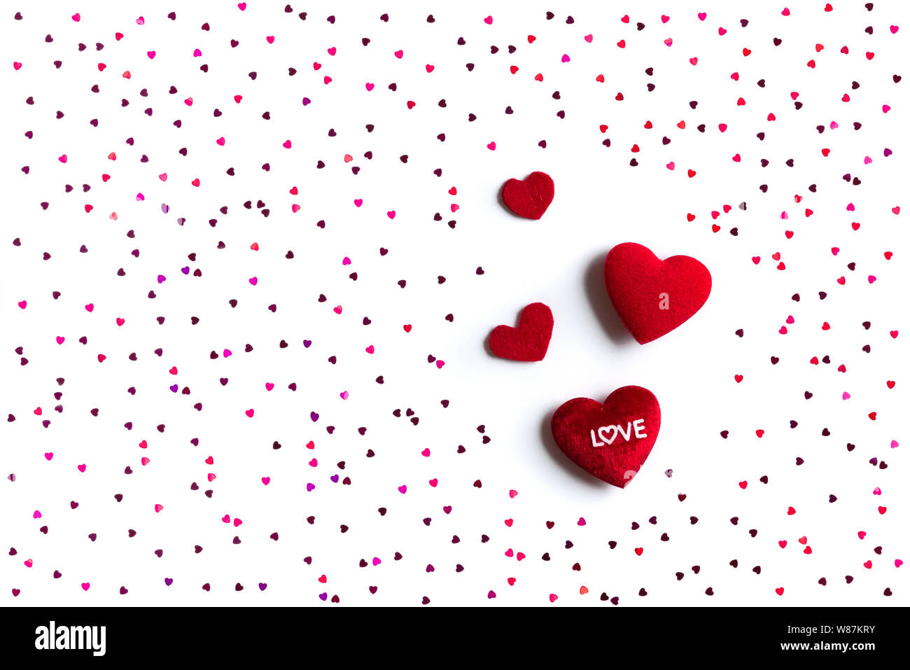 Fondos De San Valentin El Día de San Valentín concepto, fondo blanco con corazones rojos con amor  Fotografía de stock - Alamy