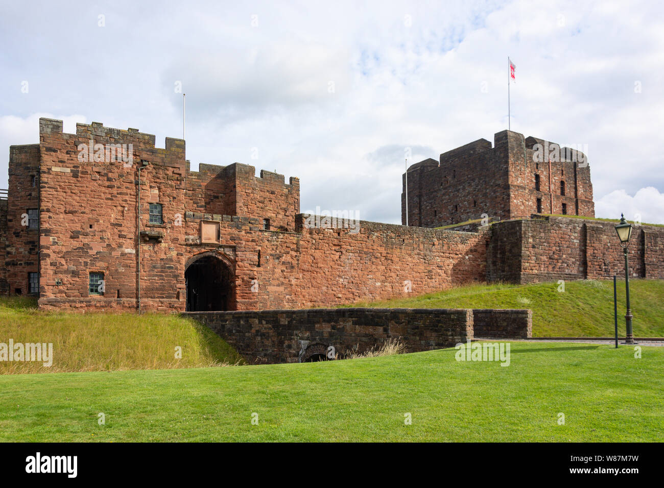 Torre de mosaico, puerta de entrada y paredes de Carlisle Castle, Castle Street, Carlisle, Ciudad de Carlisle, Cumbria, England, Reino Unido Foto de stock