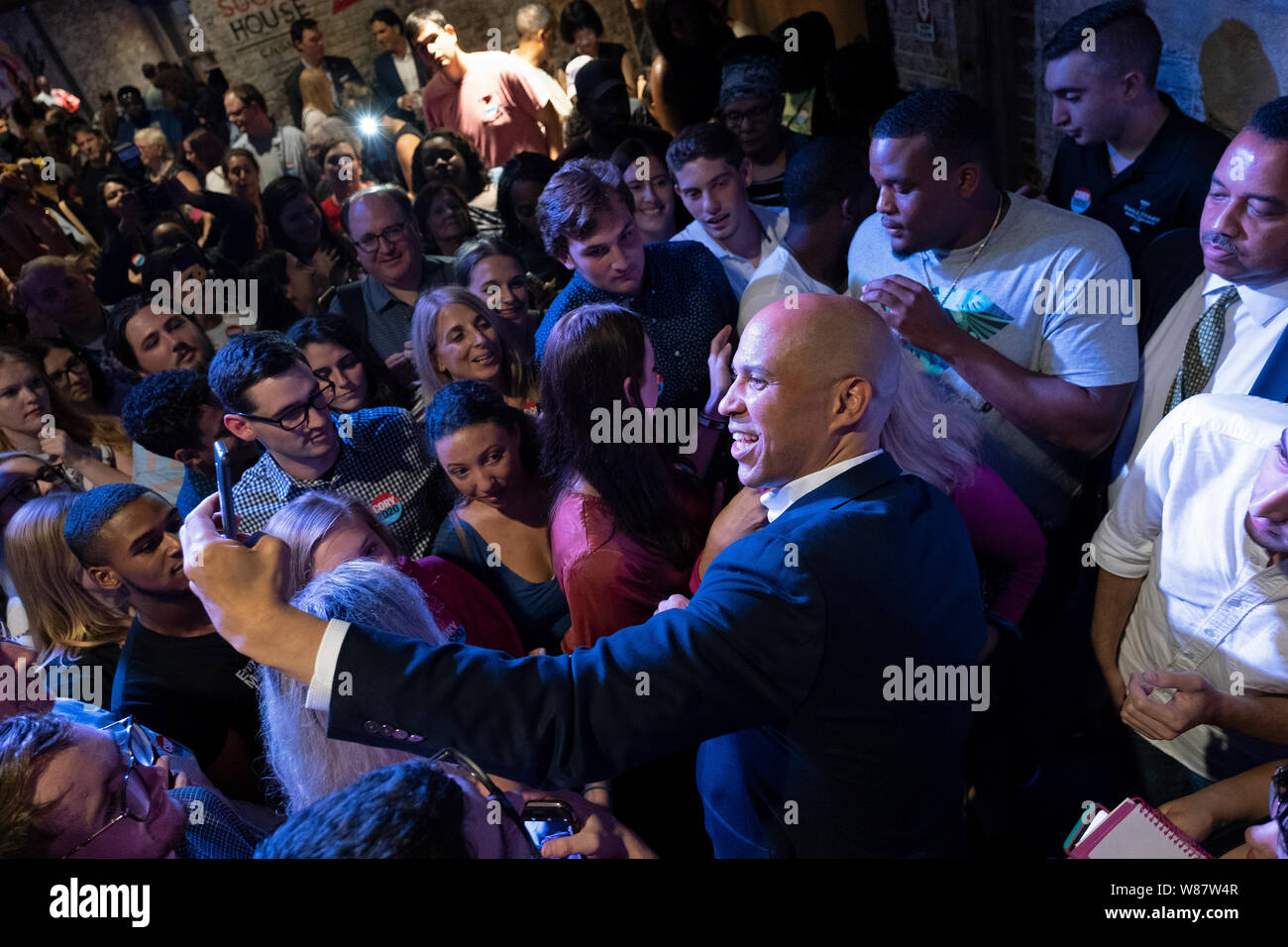 El candidato presidencial demócrata Cory Booker (D-NJ) aparece durante un evento en la subida de Filadelfia Filadelfia Fillmore. Foto de stock