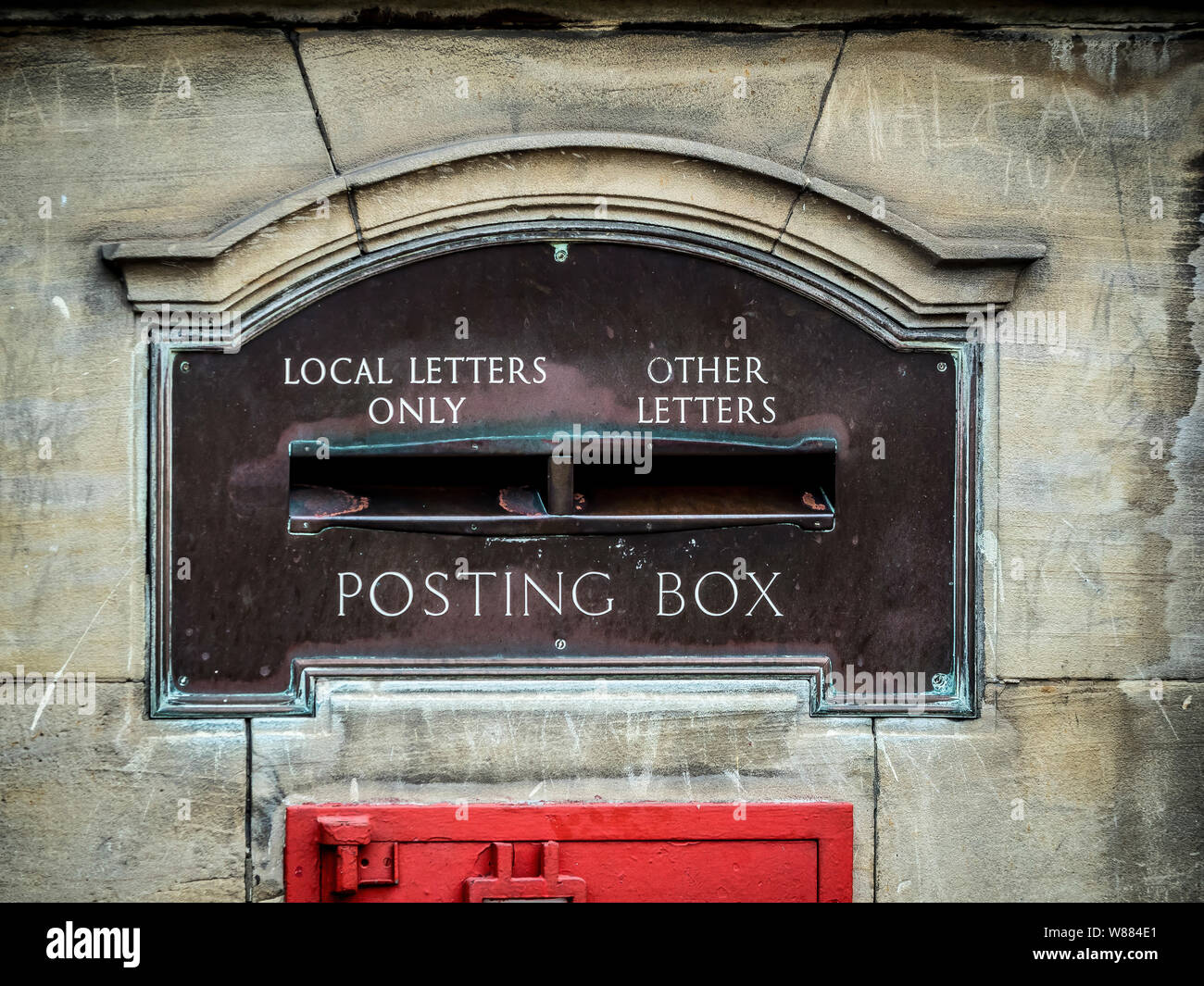 Cuadro de contabilización en Malton market town, North Yorkshire, con ranuras para letras locales y otras cartas Foto de stock