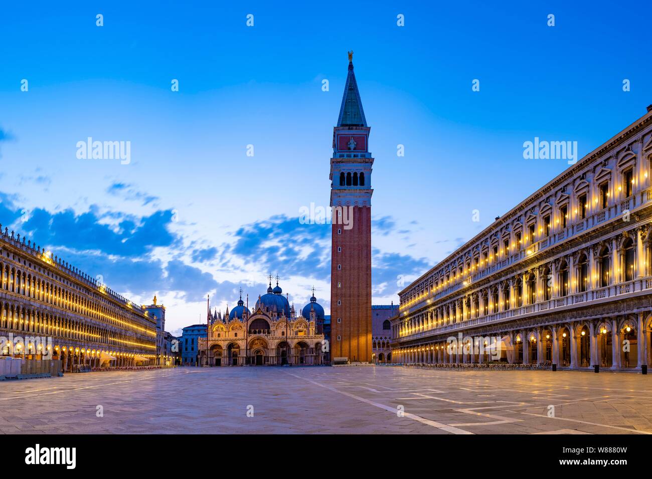 La Plaza de San Marcos en la mañana con la campana de la torre del campanario y la Basílica de San Marcos, San Marco, Venecia, Véneto, Italia Foto de stock
