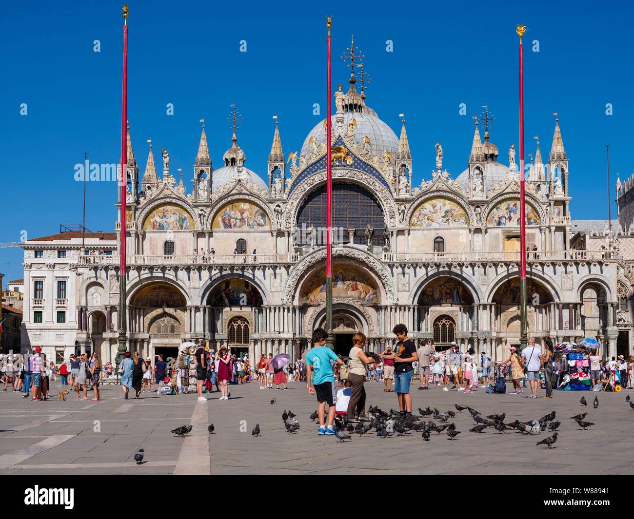 Basílica de San Marcos en la Plaza de San Marcos, llena de turistas, San Marco, Venecia, Véneto, Italia Foto de stock