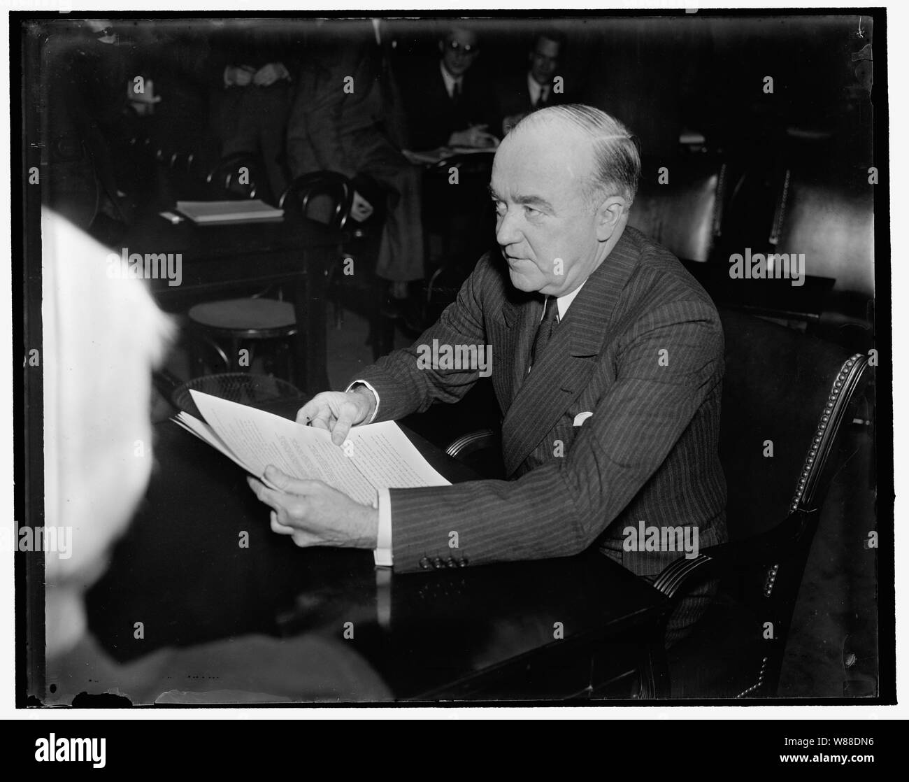 Bar cabeza del gremio respalda el plan de FDR. Washington, D.C., el 12 de marzo. El juez John Patrick Devaney, ex magistrado de la Corte Suprema de Minnesota y ahora presidente de la National Lawyers Guild, que testificó ante el Comité Judicial del Senado y del Congreso instó la aceptación del Presidente de la Judicatura re-plan de organización como el remedio más conservadora para proteger la confianza de la gente en la Corte Suprema Foto de stock