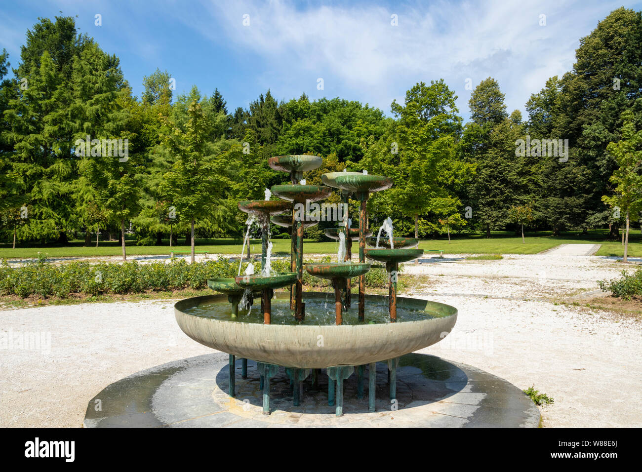 El parque Tivoli fuente de bronce es un recipiente grande con 13 pequeños recipientes a diferentes alturas en una espiral parque Tivoli Ljubljana Eslovenia ue Europa Foto de stock