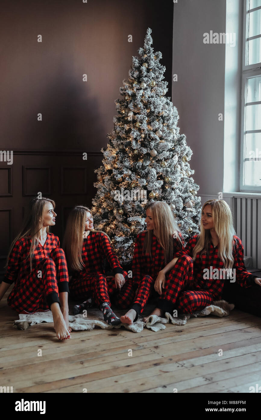 Grupo de amigos en pijamas de Navidad Fotografía de stock - Alamy