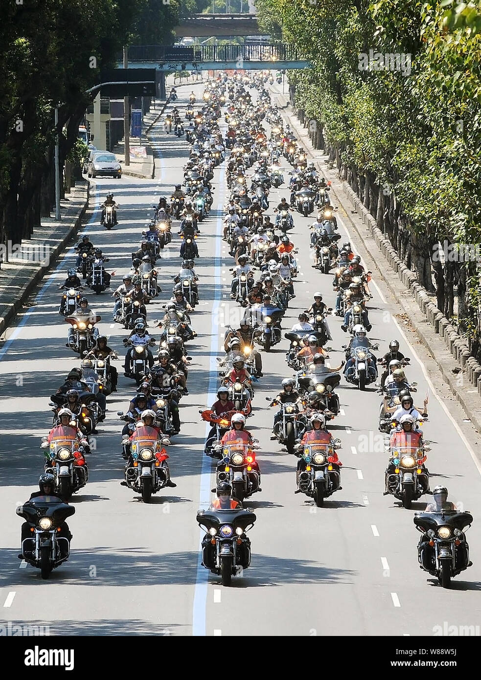 Río de Janeiro, 11 de diciembre de 2009. Los motociclistas con sus motos Harley Davidson rotar a través de las calles del centro de la ciudad de Río de Janeiro, Brasil Foto de stock