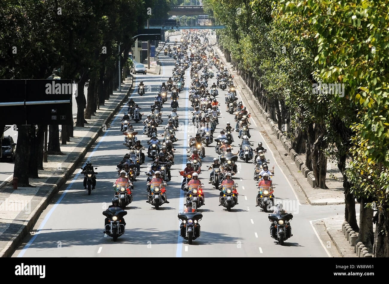Río de Janeiro, 11 de diciembre de 2009. Los motociclistas con sus motos Harley Davidson rotar a través de las calles del centro de la ciudad de Río de Janeiro, Brasil Foto de stock