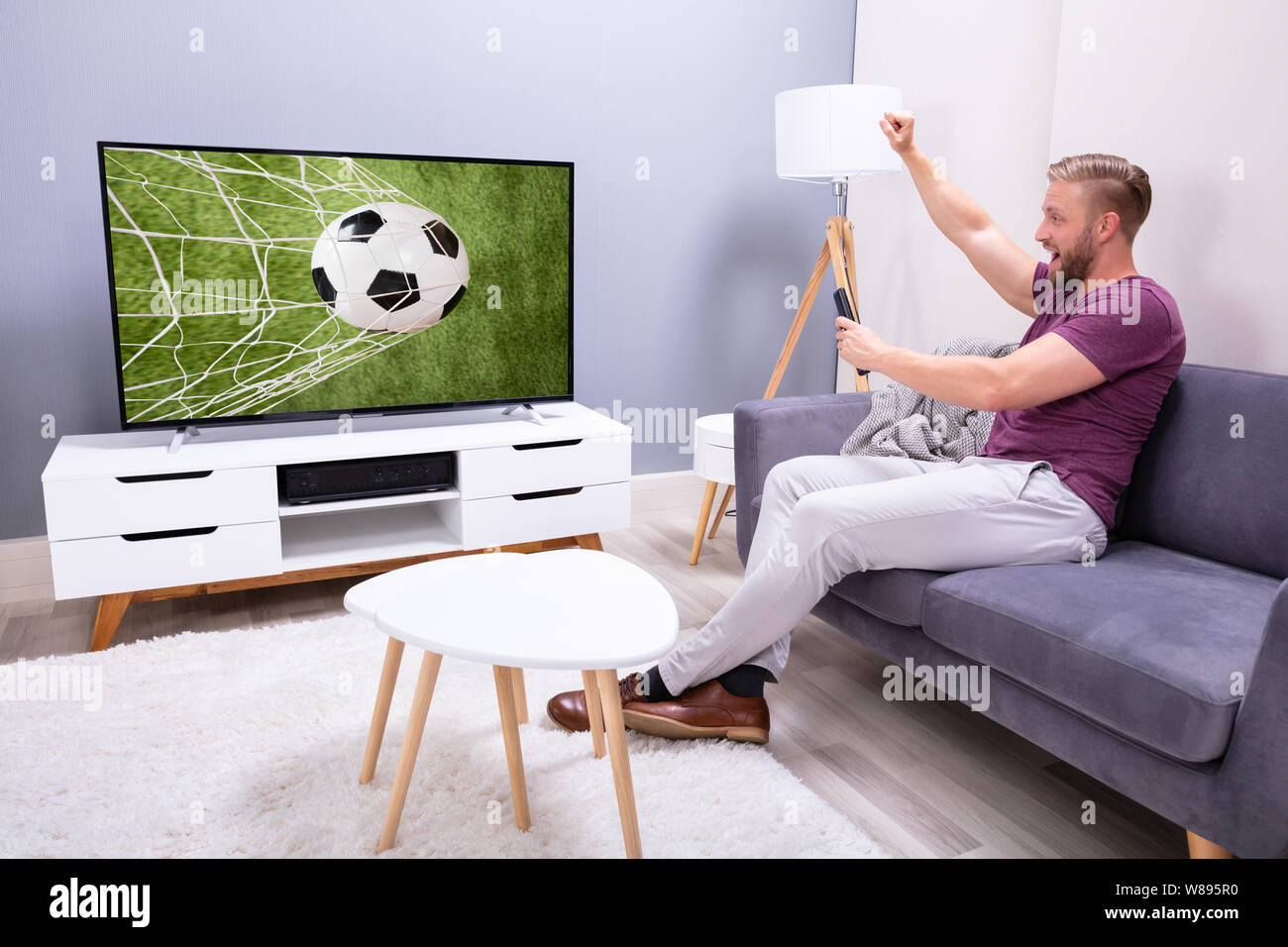 Partido de futbol tv fotografías e imágenes de alta resolución - Alamy