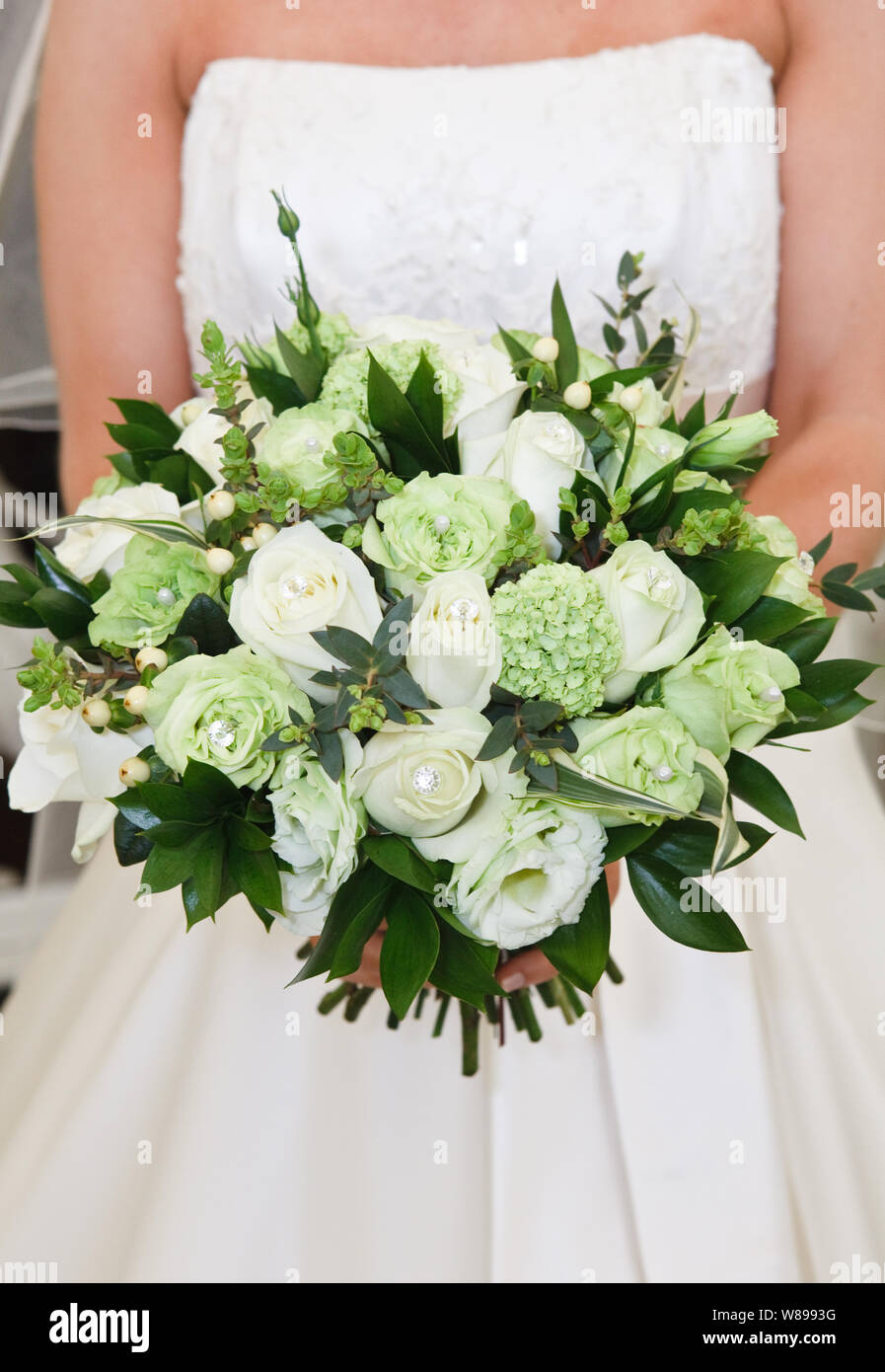 Flores de la boda - Rosas Blancas y follaje verde Fotografía de stock -  Alamy