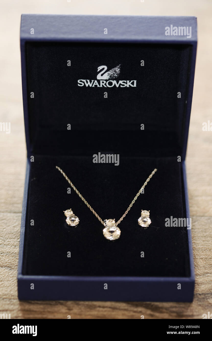 Collar de corazón con joyas de swarovski fotografías e imágenes de alta  resolución - Alamy