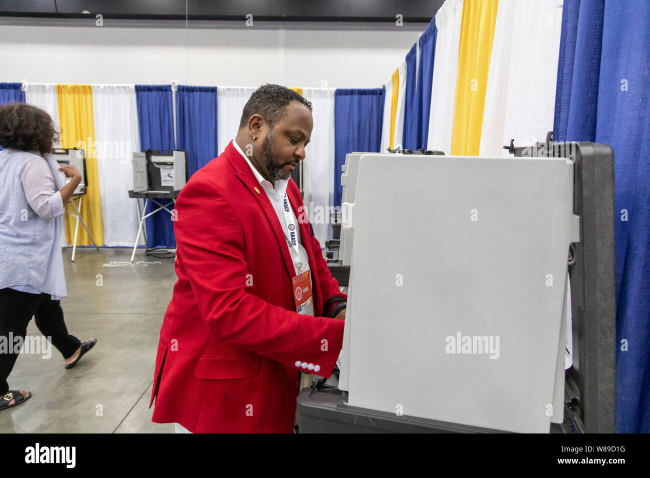 Detroit, Michigan - Los delegados votan por los funcionarios durante la convención anual de la Asociación Nacional para el progreso de la Gente de Color (NAACP, por sus siglas en inglés) Foto de stock